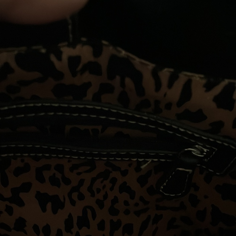 CREAM BLACK BAG WITH 6 TOTAL COMPARTMENTS 2 THAT ZIP WITH A SNAP CLOSURE - Picture 7 of 8